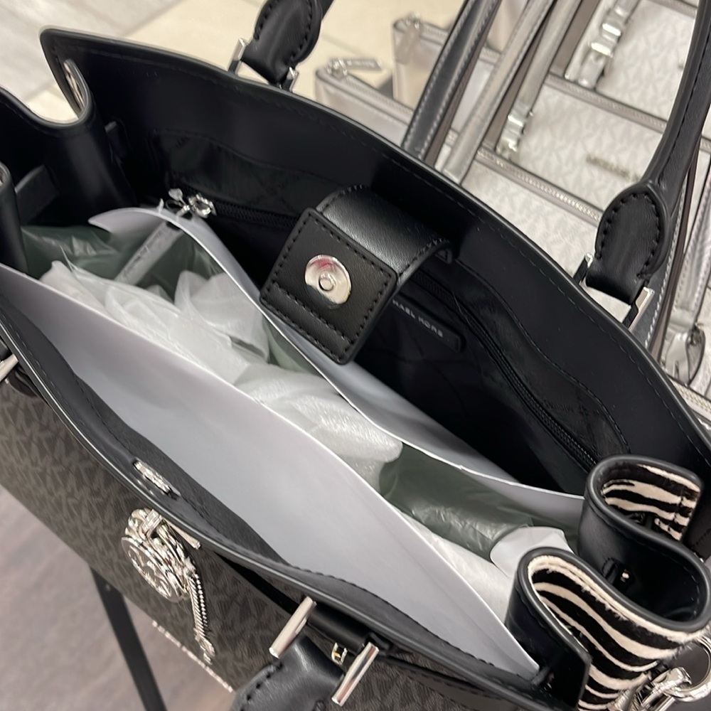 Michael Kors Hamilton Medium Signature Logo Satchel
Black 
NWT - Picture 8 of 16